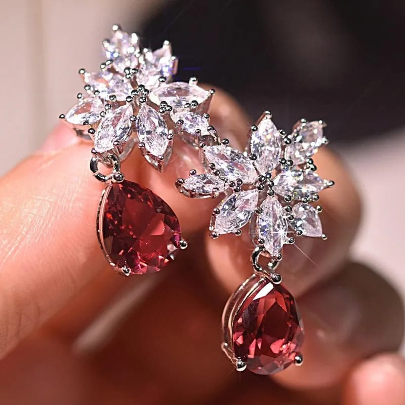 Aretes elegantes de flor y gota
