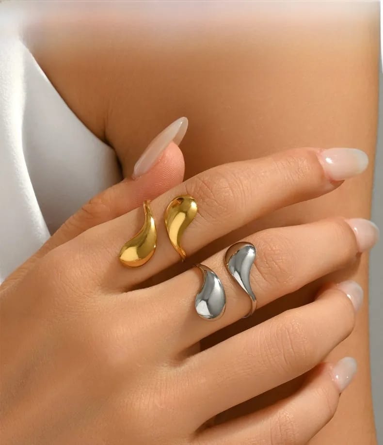 Anillo en forma de lagrima en tono plateado