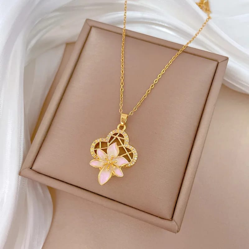 Collar en forma de flor abierta