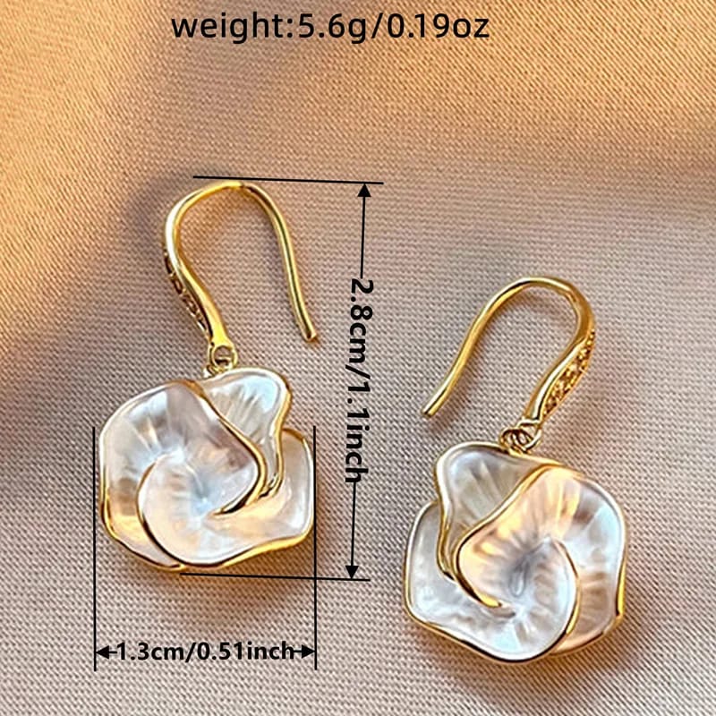 Aretes en forma de petalo de rosa blanca cerrada