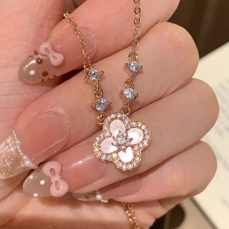 Collar en forma de flor con 4 pétalos con incrustaciones de cristales
