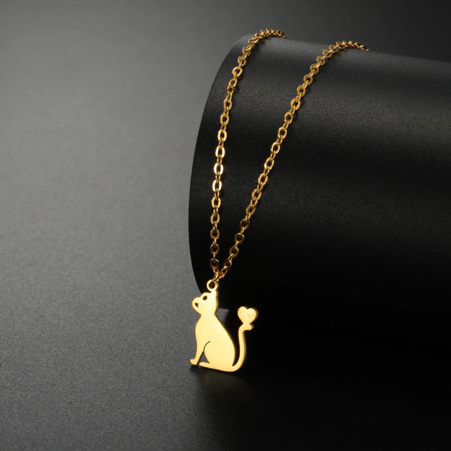 Collar con dije de gato sentado en tono dorado