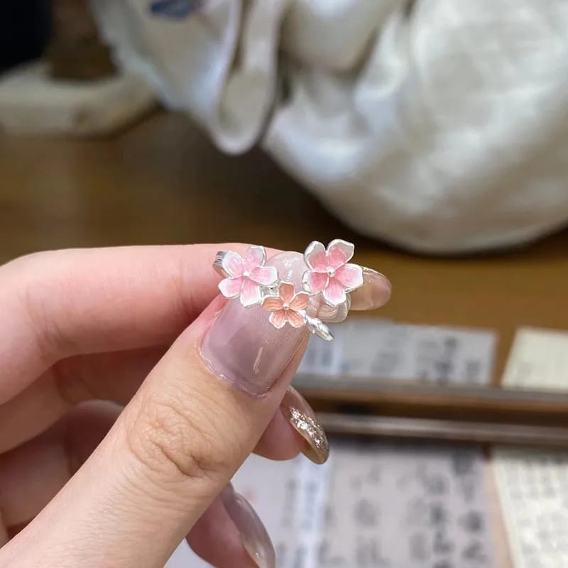 Anillo con flores abiertas con tonos rosados y blancos