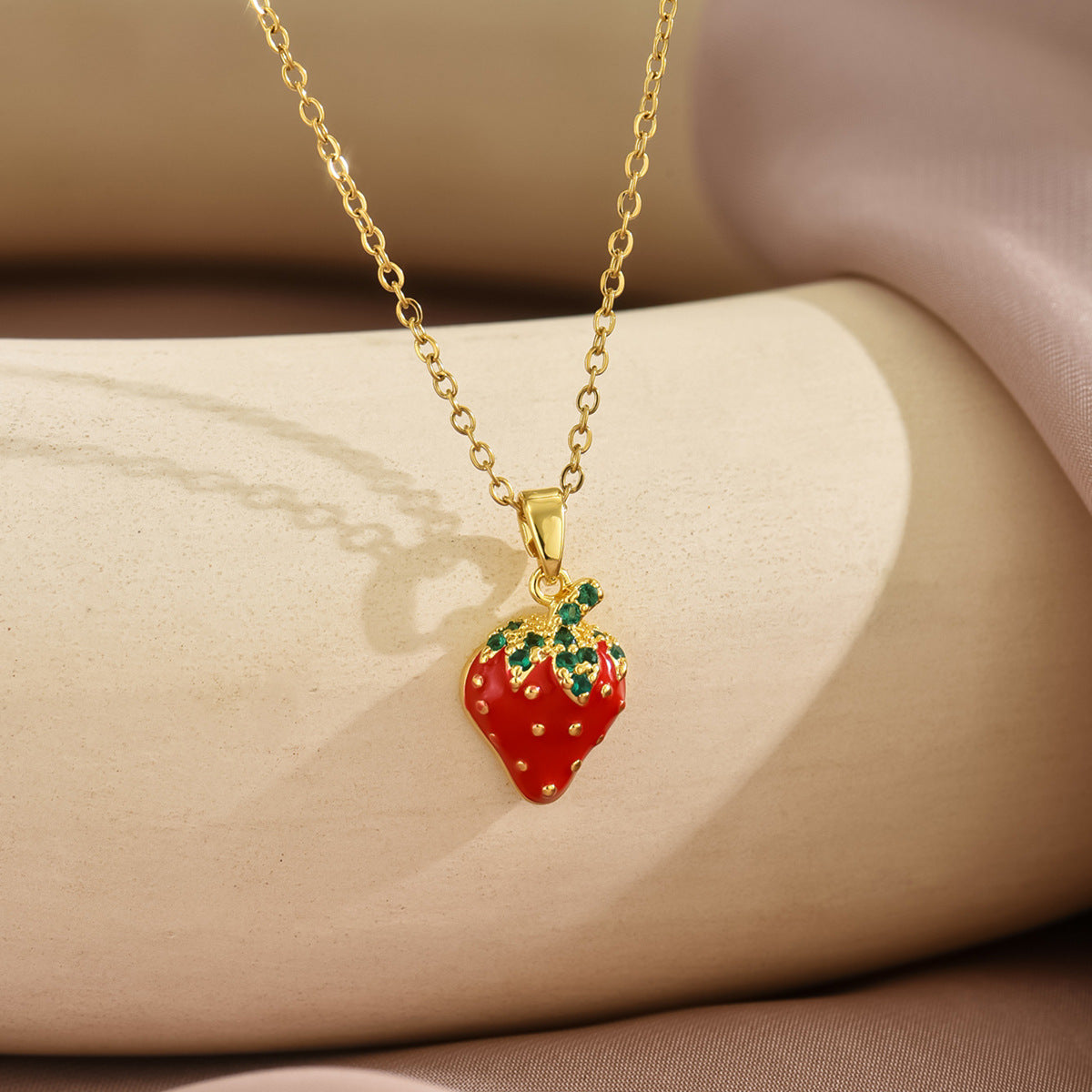 Collar con dije de fresa