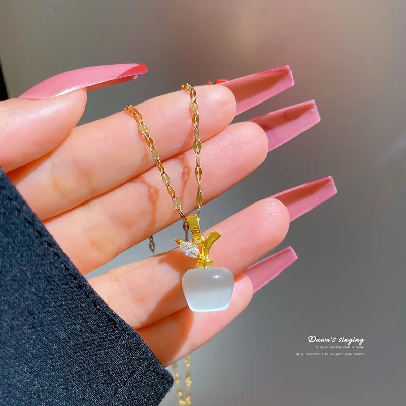 Collar con dije de manzana
