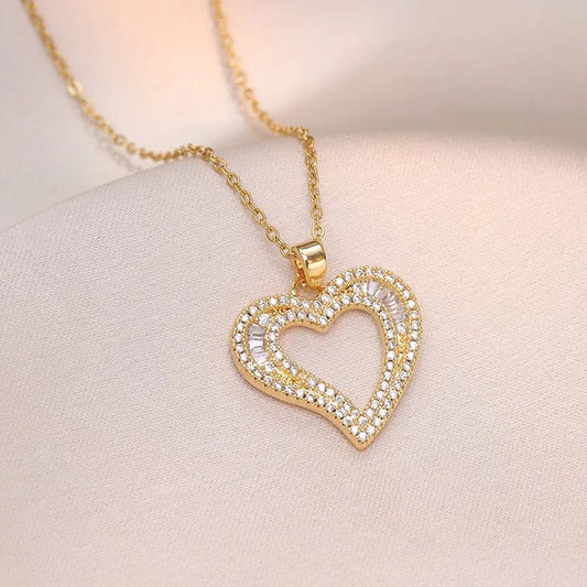 Collar en forma de corazón con micro incrustaciones de cristales