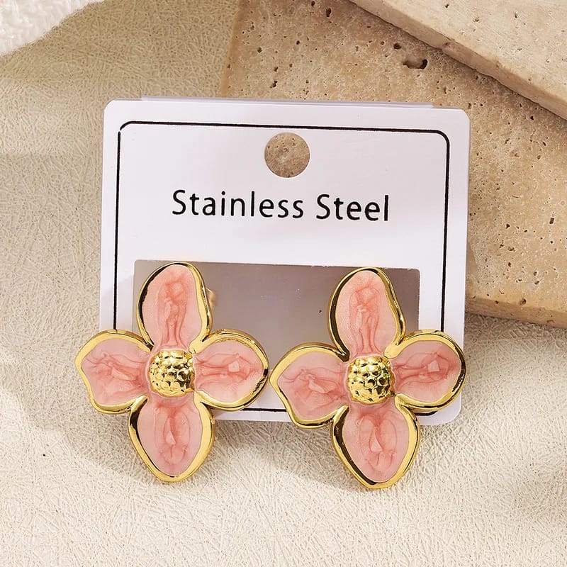 Aretes en forma de flor rosada con pétalos