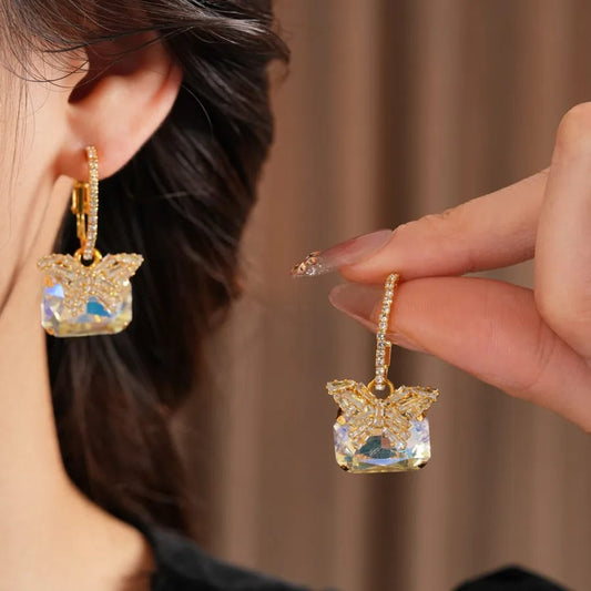 Aretes en forma de mariposa con micro incrustacines