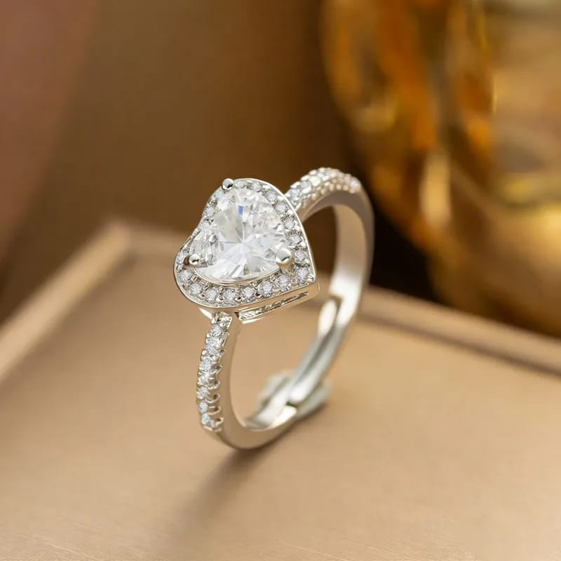 Anillo en tono plateado en forma de corazón