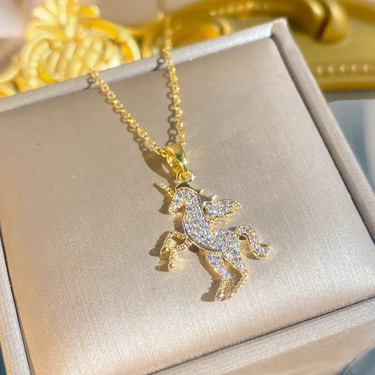 Collar en forma de unicornio con micro incrustaciones