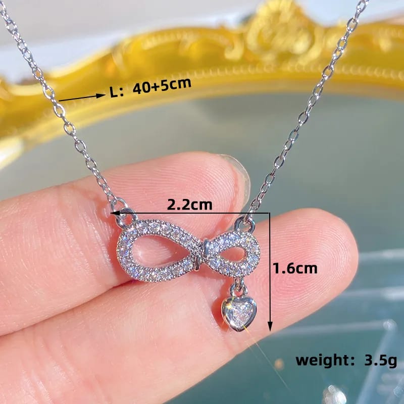 Collar en forma de infinito con corazón