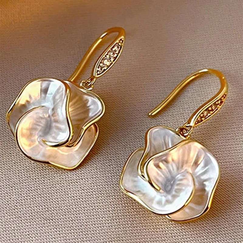Aretes en forma de petalo de rosa blanca cerrada