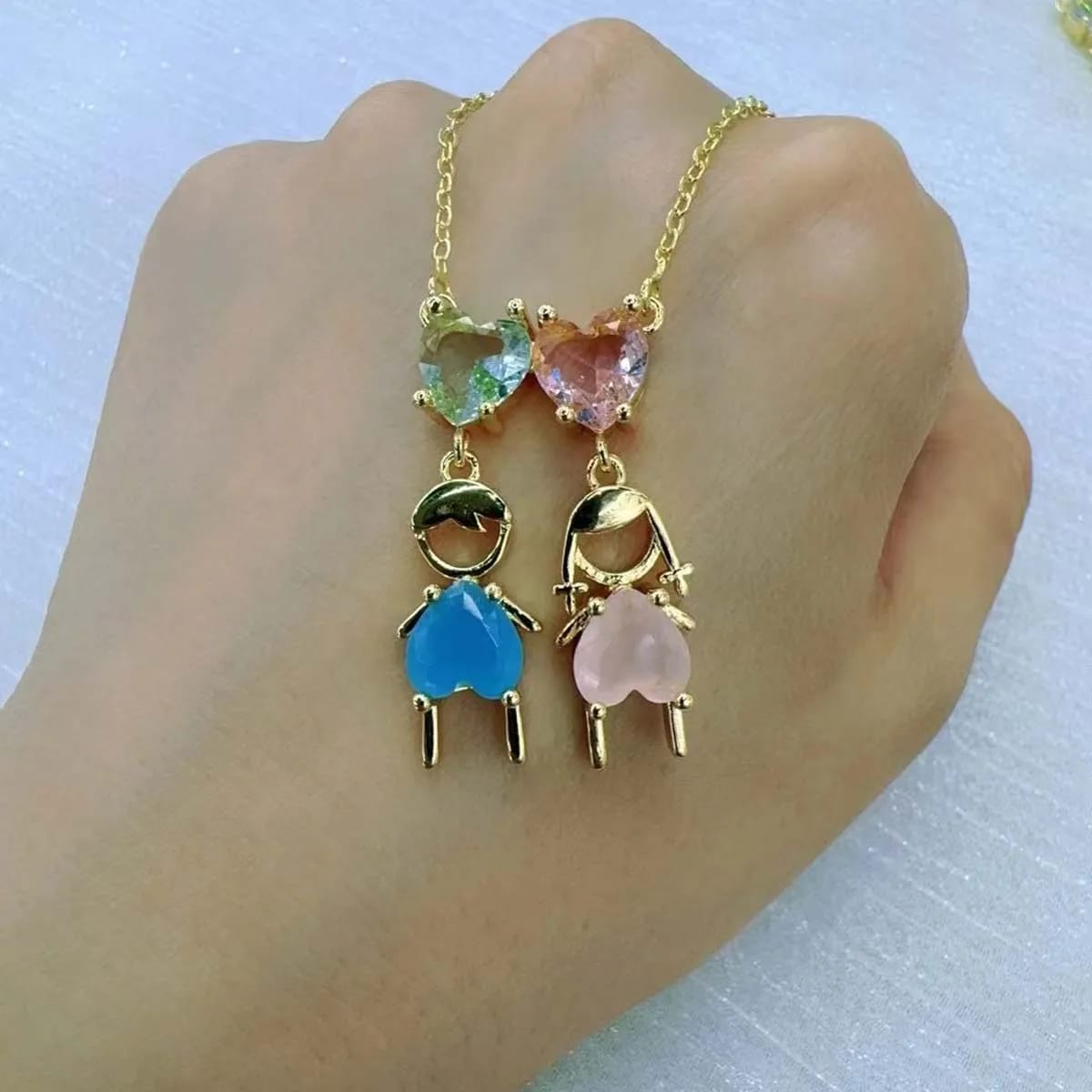 Collar con forma de niño y niña en acero inoxidable con incrustaciones de cristales