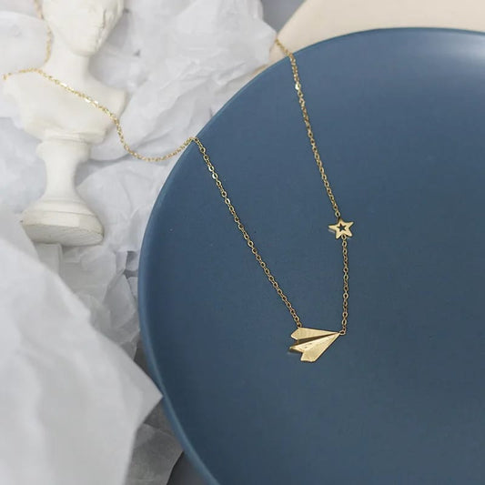 Collar en forma de avión de papel con estrella