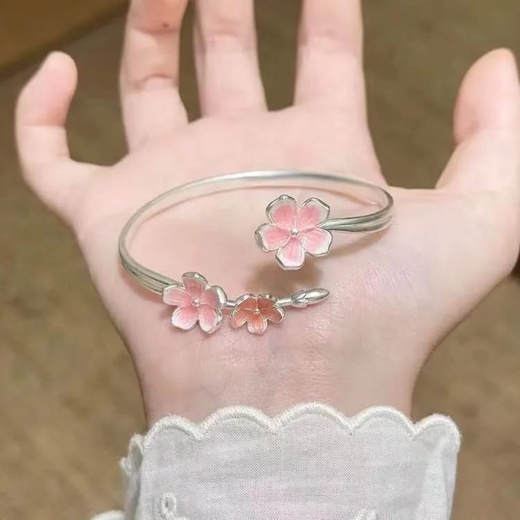 Pulsera con flores en tonos rosados