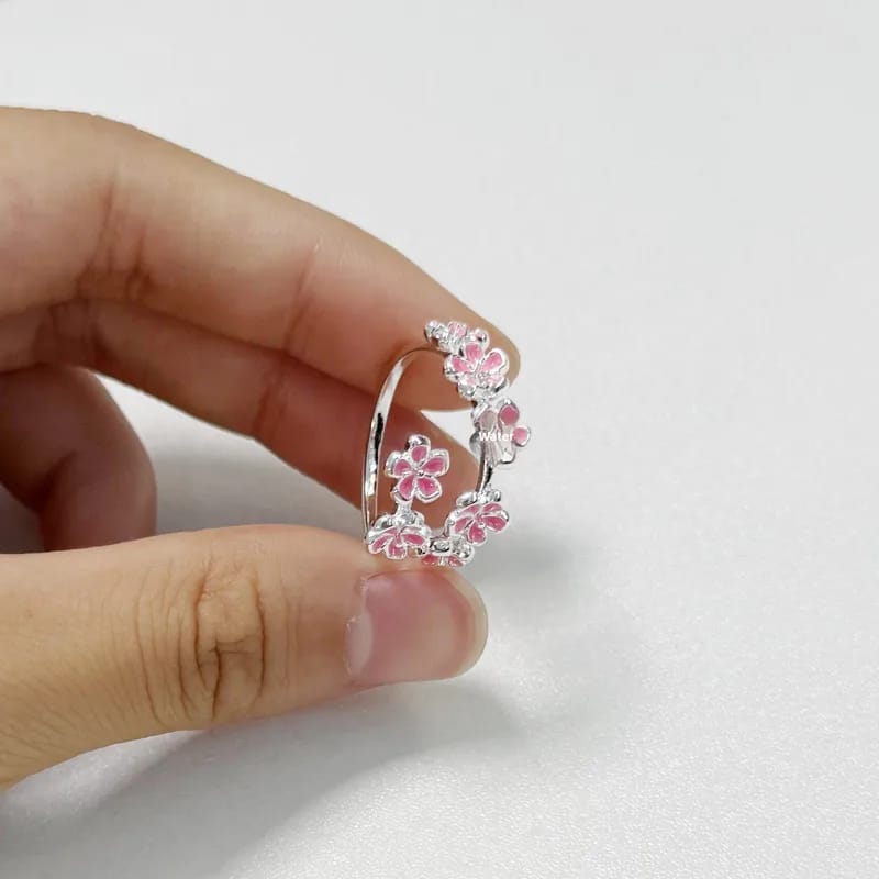 Anillo con flores rosadas