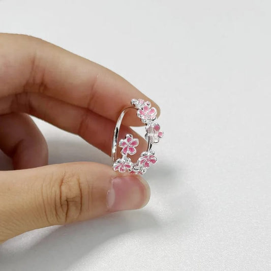 Anillo con flores rosadas