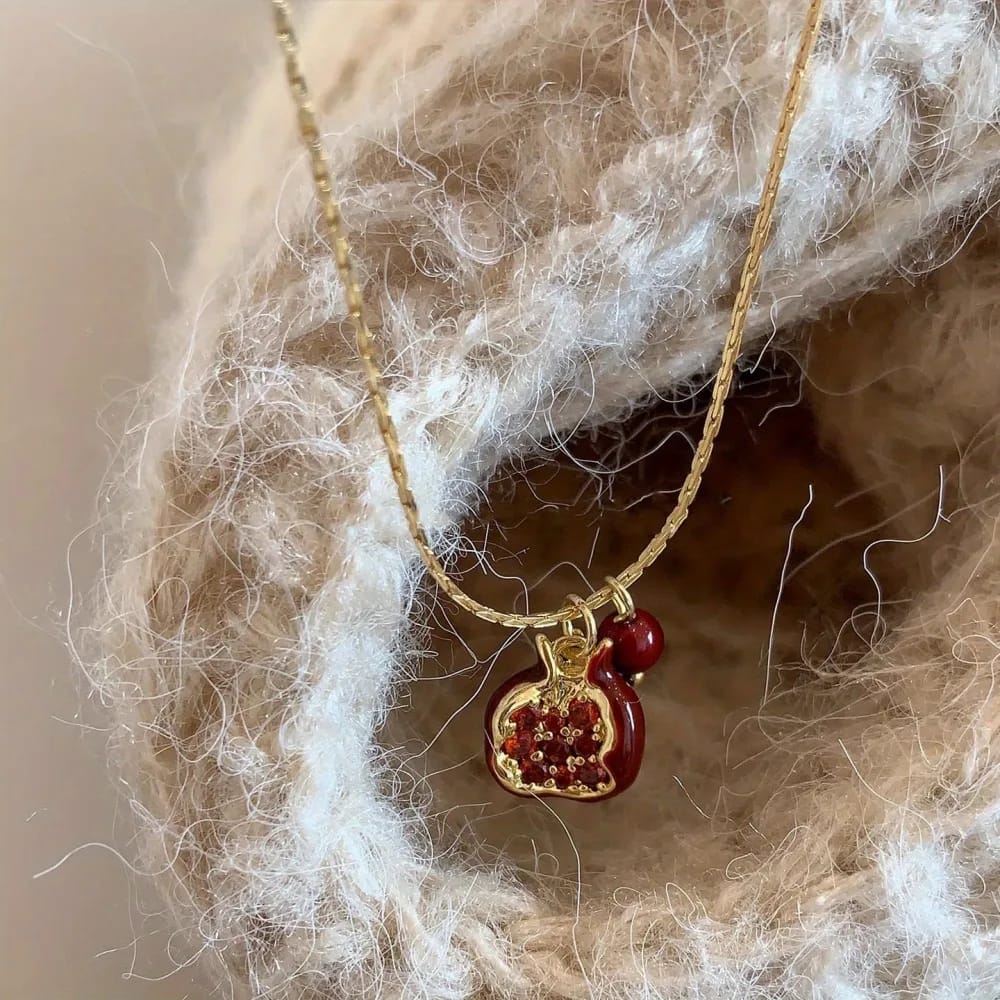 Collar con forma de fruta ( Punica roja)