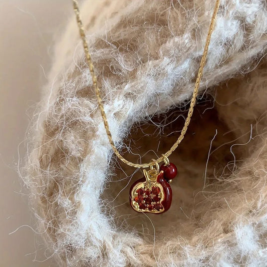 Collar con forma de fruta ( Punica roja)