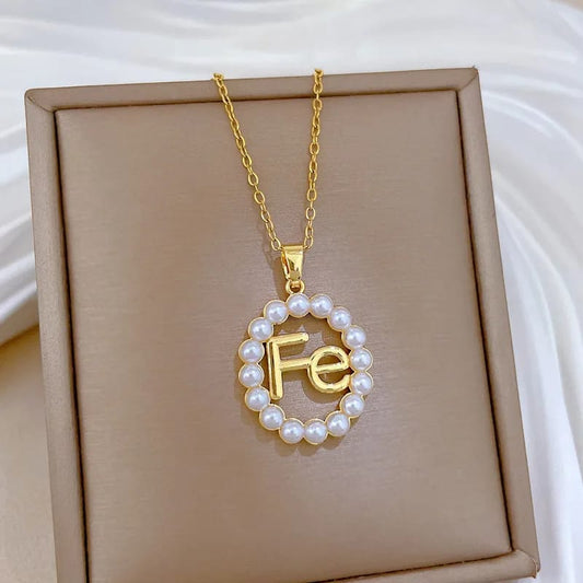 Collar con dije aperlado con la palabra "Fe"