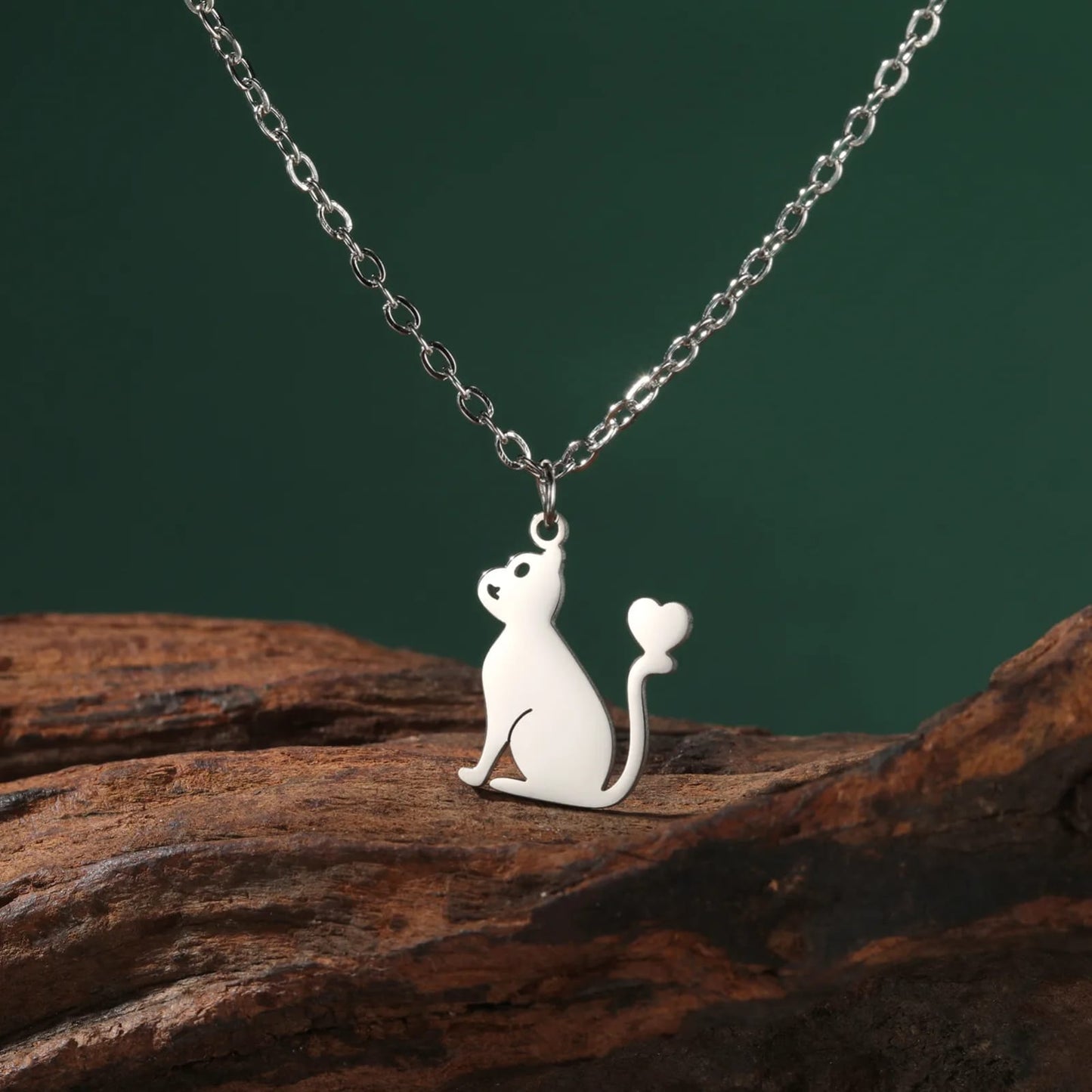 Collar con dije de gato sentado en tono dorado